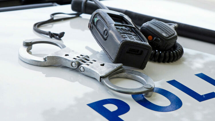Задържаха служител на Община Несебър с огромна сума пари