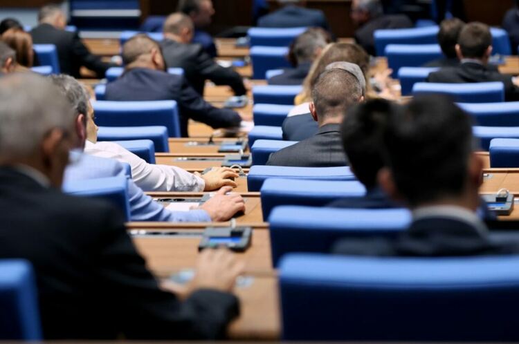 Промените в Конституцията влизат за обсъждане в пленарна зала (на живо)