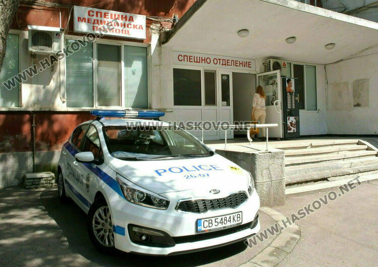 Мотопедист се заби в автомобил, водач обърна кола по таван