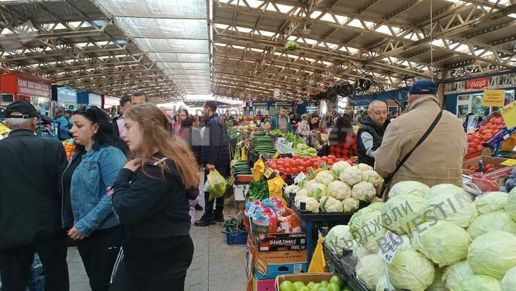 Пазарът на производителите в Кърджали отесня,блъсканица пред сергиите