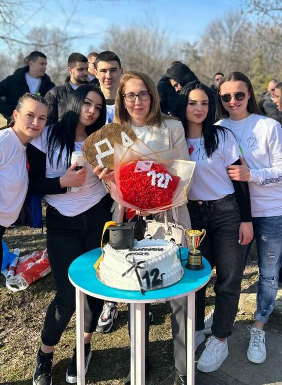 Ученици поканиха класната си на бала в Деня на влюбените