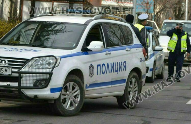 Крадец отмъкна кутия за дарения от магазин в Хасково