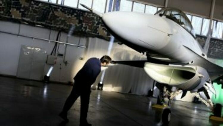 Платката за F-16 пристигнала по DHL. Радев обвини Борисов, че се захванал с ВВС заради провала на Мария Габриел