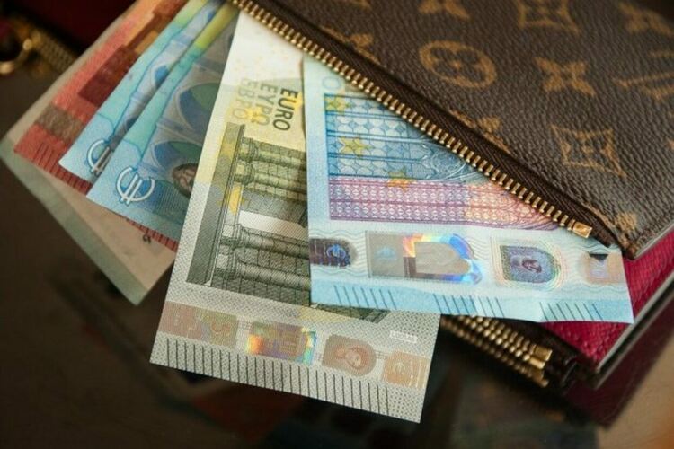 Еврото поскъпва спрямо долара в началото на седмицата