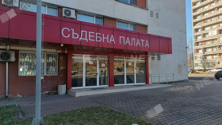 Мома-висшистка преследва месеци наред кърджалиец, гони го с кола до офис и жилище