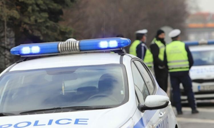 Задържаха 10 души с наркотици при акция в областта