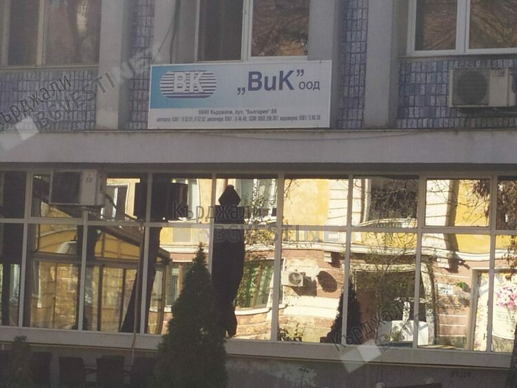 „Възраждане“организира протест пред сградата на ВиК в Кърджали,заради поскъпването на водата