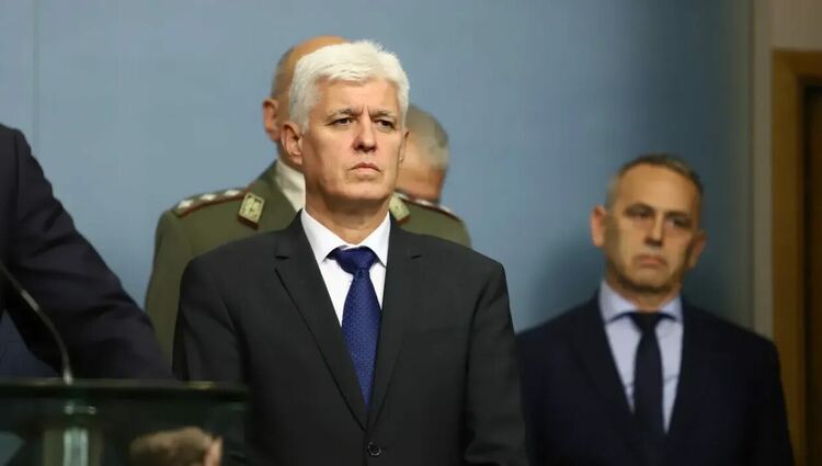 ГЕРБ за скандалното изявление на военния министър: Не може да обезсилва решение на НС