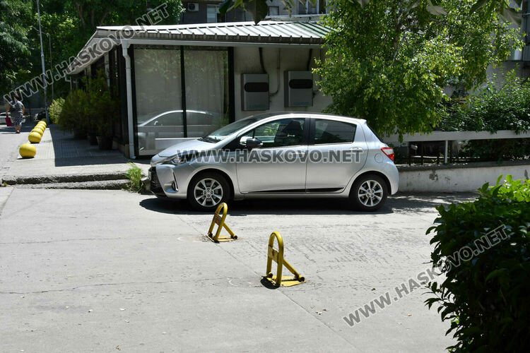 Паркирането около сградата на НОИ в Хасково остава мисия невъзможна 