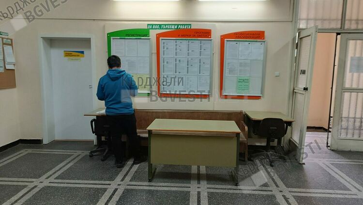 Над 1000 души чакат за работа повече от година в Бюрата по труда в областта