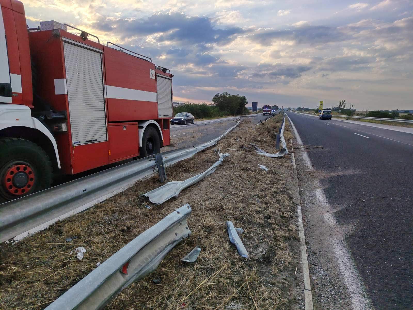Пукната гума прати тир в нива край АМ „Марица“, кола се заби в мантинелата