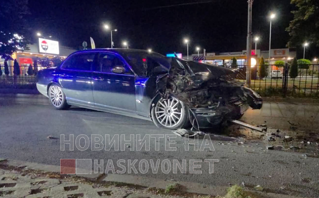 Ягуар се заби в два паркирани микробуса на бул. „Раковски“ в Хасково
