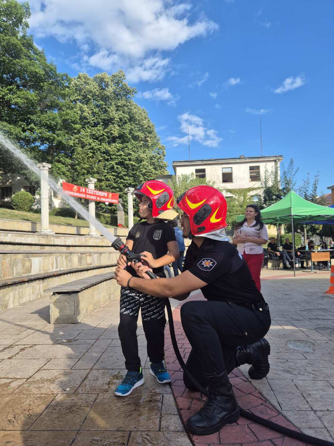 Пожарникари показаха техника и умения пред граждани и деца в Смолян