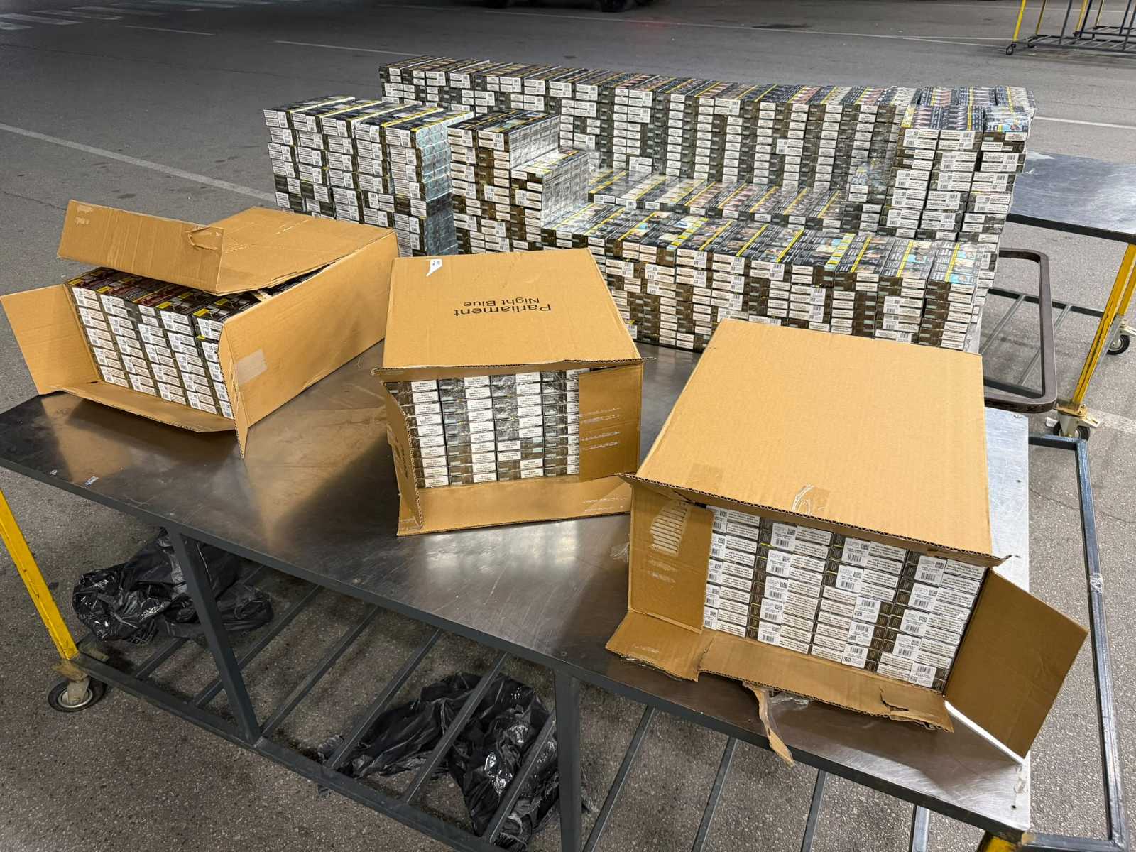 Задържаха камион с близо 130 000 цигари, превозвал плодове и зеленчуци