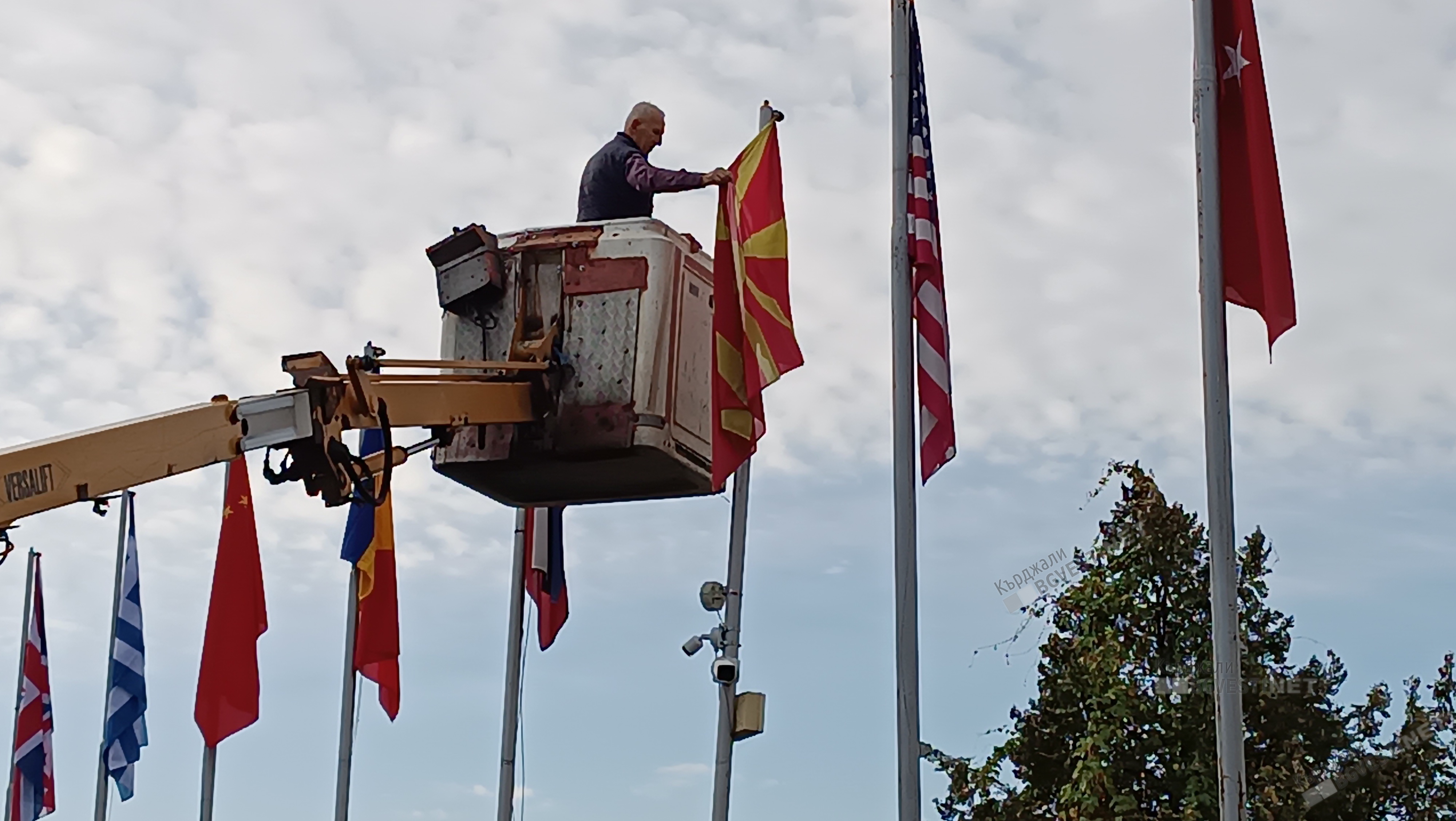 Подмениха флаговете на побратимените на Кърджали общини пред Белия кораб за празника на града