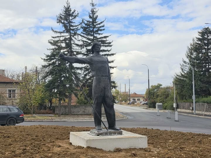 Бронзовата фигура „Металург“ бе монтирана на кръговото кръстовище в кв. „Църква