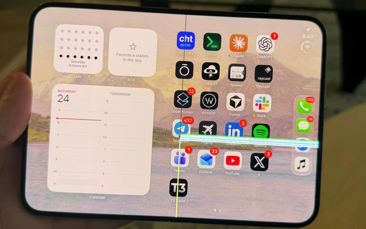 Клиенти на Apple казват, че сгъваемите им iPhone-и се пукат