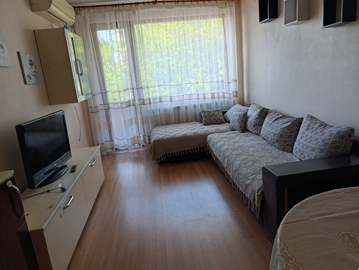 Давам обзаведен четиристаен апартамент 