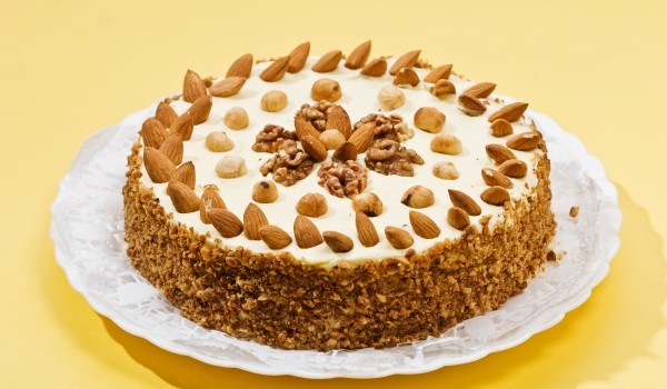Медена торта с орехи