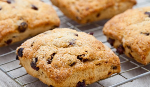 Курабии със стафиди и орехи