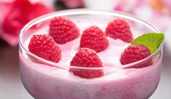 Цедено кисело мляко с малини