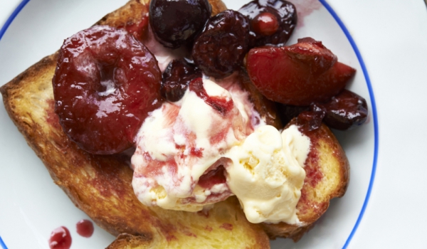 Френски десерт със сливи