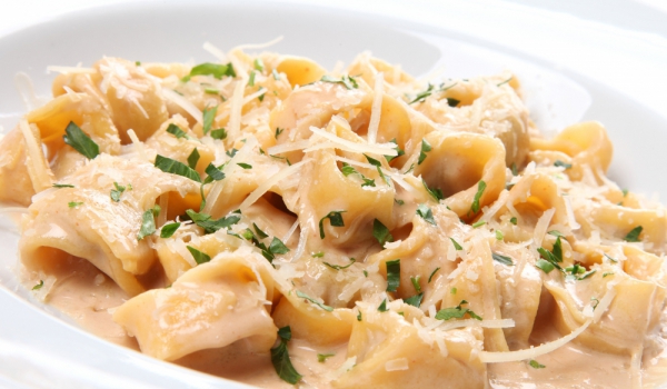 Тортелини със сметанов сос