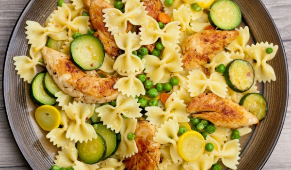 Салата с фарфале и пилешко месо