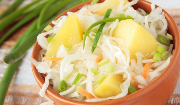 Салата от картофи, моркови и орехи