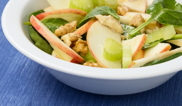 Салата със спанак и ябълки