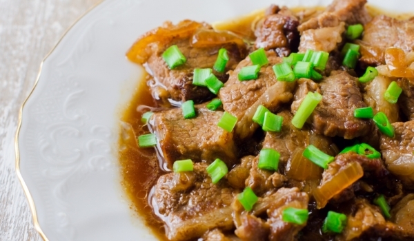 Подлютено свинско в гърне