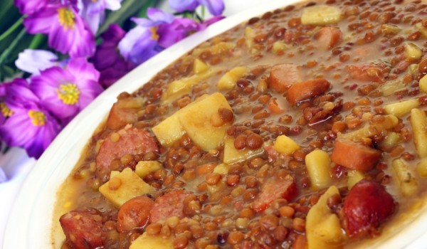 Леща с наденица и картофи