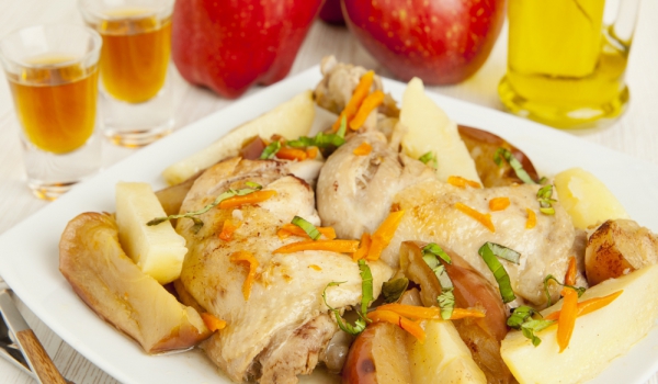 Пиле с ябълки