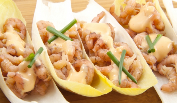 Скариди с майонеза върху листа от цикория