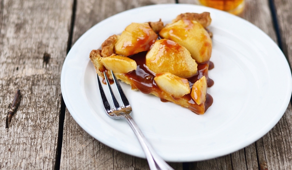 Ябълков сладкиш с карамелена заливка