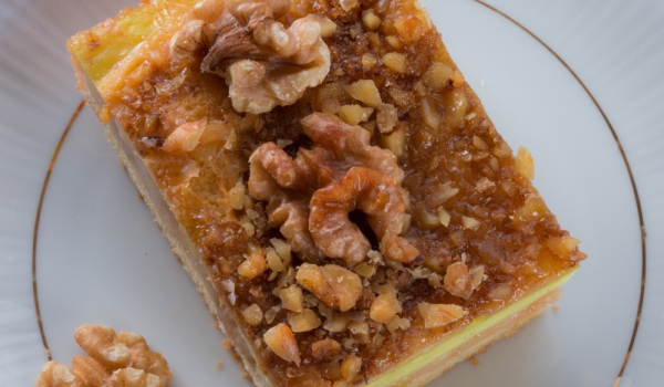 Ябълков сладкиш с бишкоти и крокан