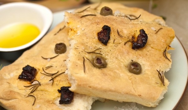 Фокача с пресен лук и вино