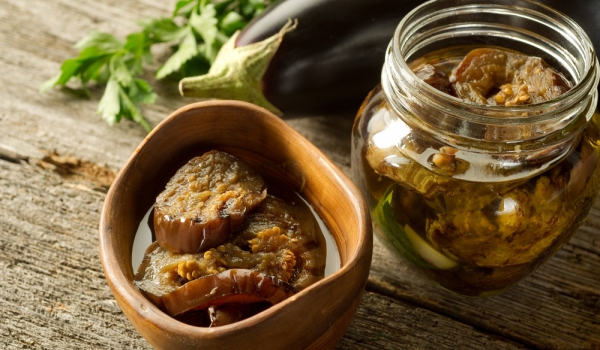 Мариновани патладжани в буркани